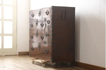 和製アンティーク　前面栗材　漆のきれいな桜丸金具の米沢箪笥(和タンス、衣装箪笥、収納たんす、時代箪笥、引き出し)(R-058400)