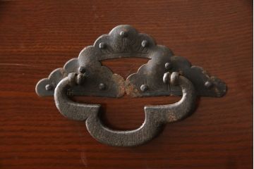 和製アンティーク　前面栗材　漆のきれいな桜丸金具の米沢箪笥(和タンス、衣装箪笥、収納たんす、時代箪笥、引き出し)(R-058400)