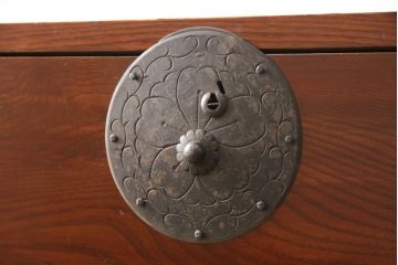 和製アンティーク　前面栗材　漆のきれいな桜丸金具の米沢箪笥(和タンス、衣装箪笥、収納たんす、時代箪笥、引き出し)(R-058400)