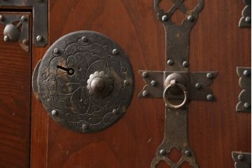 和製アンティーク　前面栗材　漆のきれいな桜丸金具の米沢箪笥(和タンス、衣装箪笥、収納たんす、時代箪笥、引き出し)(R-058400)