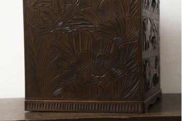 中古　美品　伝統工芸　日光彫り　大胆にあしらわれた花の図柄が魅力的な小引き出し(小物収納・卓上収納)(R-058401)