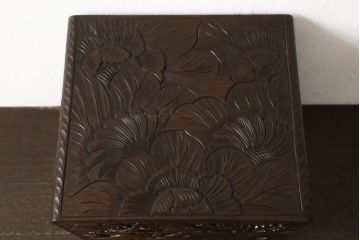 中古　美品　伝統工芸　日光彫り　大胆にあしらわれた花の図柄が魅力的な小引き出し(小物収納・卓上収納)(R-058401)