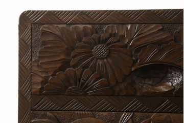 中古　美品　伝統工芸　日光彫り　大胆にあしらわれた花の図柄が魅力的な小引き出し(小物収納・卓上収納)(R-058401)