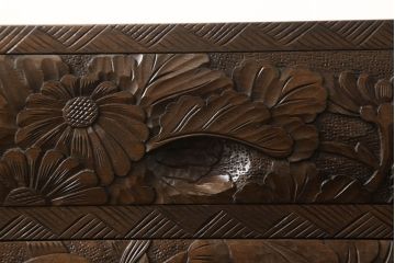 中古　美品　伝統工芸　日光彫り　大胆にあしらわれた花の図柄が魅力的な小引き出し(小物収納・卓上収納)(R-058401)