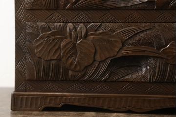 中古　美品　伝統工芸　日光彫り　大胆にあしらわれた花の図柄が魅力的な小引き出し(小物収納・卓上収納)(R-058401)