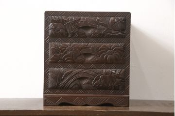 中古　美品　伝統工芸　日光彫り　大胆にあしらわれた花の図柄が魅力的な小引き出し(小物収納・卓上収納)(R-058402)