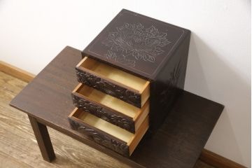 中古　美品　伝統工芸　日光彫り　大胆にあしらわれた花の図柄が魅力的な小引き出し(小物収納・卓上収納)(R-058402)