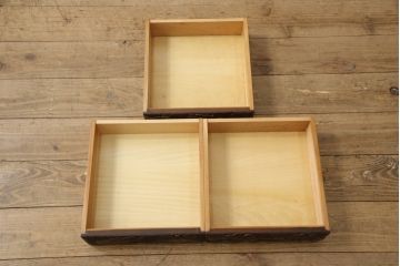 中古　美品　伝統工芸　日光彫り　大胆にあしらわれた花の図柄が魅力的な小引き出し(小物収納・卓上収納)(R-058402)