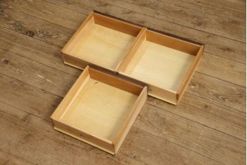 中古　美品　伝統工芸　日光彫り　大胆にあしらわれた花の図柄が魅力的な小引き出し(小物収納・卓上収納)(R-058402)