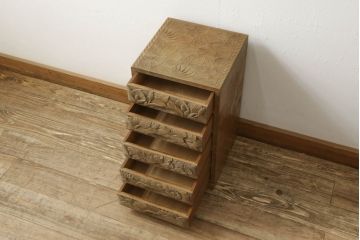 中古　美品　伝統工芸　日光彫り　大胆にあしらわれた花の図柄が魅力的な小引き出し(小物収納・卓上収納)(R-058403)