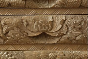中古　美品　伝統工芸　日光彫り　大胆にあしらわれた花の図柄が魅力的な小引き出し(小物収納・卓上収納)(R-058403)