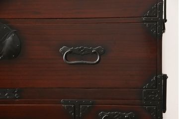 和製アンティーク　美品!　激レア　まるまるとした兎(うさぎ)をかたどった金具が珍しい東北衣装箪笥(時代箪笥、和タンス、収納たんす、引き出し)(R-058406)
