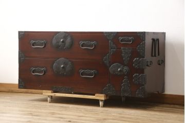 和製アンティーク　美品!　激レア　まるまるとした兎(うさぎ)をかたどった金具が珍しい東北衣装箪笥・下段(時代箪笥、和タンス、収納たんす、引き出し)(R-058408)