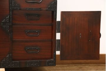 和製アンティーク　美品!　激レア　まるまるとした兎(うさぎ)をかたどった金具が珍しい東北衣装箪笥・下段(時代箪笥、和タンス、収納たんす、引き出し)(R-058408)