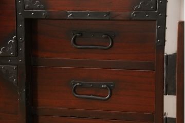 和製アンティーク　美品!　激レア　まるまるとした兎(うさぎ)をかたどった金具が珍しい東北衣装箪笥・下段(時代箪笥、和タンス、収納たんす、引き出し)(R-058408)