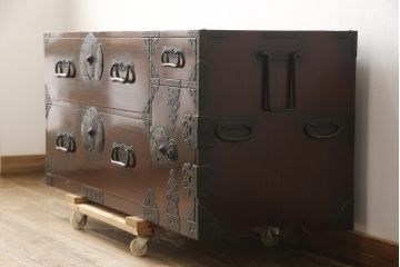 和製アンティーク　美品!　激レア　まるまるとした兎(うさぎ)をかたどった金具が珍しい東北衣装箪笥・下段(時代箪笥、和タンス、収納たんす、引き出し)(R-058408)