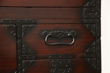 和製アンティーク　美品!　激レア　まるまるとした兎(うさぎ)をかたどった金具が珍しい東北衣装箪笥・下段(時代箪笥、和タンス、収納たんす、引き出し)(R-058408)
