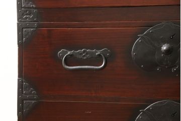 和製アンティーク　美品!　激レア　まるまるとした兎(うさぎ)をかたどった金具が珍しい東北衣装箪笥・下段(時代箪笥、和タンス、収納たんす、引き出し)(R-058408)