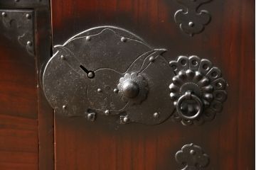 和製アンティーク　美品!　激レア　まるまるとした兎(うさぎ)をかたどった金具が珍しい東北衣装箪笥・下段(時代箪笥、和タンス、収納たんす、引き出し)(R-058408)