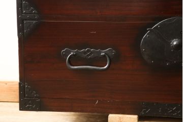 和製アンティーク　美品!　激レア　まるまるとした兎(うさぎ)をかたどった金具が珍しい東北衣装箪笥・下段(時代箪笥、和タンス、収納たんす、引き出し)(R-058408)