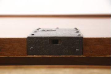 和製アンティーク　蔵戸リメイク　天板総欅(ケヤキ)材　一枚板の蔵戸を大胆に活用した個性的な座卓(ローテーブル、センターテーブル、リビングテーブル)(R-058409)