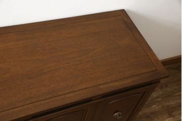 中古　美品　DREXEL HERITAGE(ドレクセルヘリテイジ)　Triune(トライユン)　優雅な佇まいが魅力のクリデンザキャビネット(クレデンザ、サイドボード、リビングボード)(定価約66万円)(R-058413)