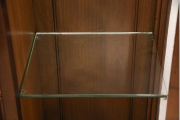 イギリスアンティーク　マホガニー材　象嵌入り　三面ガラス　クラシカルな雰囲気を醸し出すキャビネット(ガラスケース、飾り棚、戸棚、収納棚)(R-058414)
