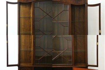 イギリスアンティーク　マホガニー材　象嵌入り　三面ガラス　クラシカルな雰囲気を醸し出すキャビネット　(R-058414)