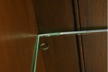 イギリスアンティーク　マホガニー材　象嵌入り　三面ガラス　クラシカルな雰囲気を醸し出すキャビネット　(R-058414)
