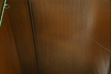 イギリスアンティーク　マホガニー材　象嵌入り　三面ガラス　クラシカルな雰囲気を醸し出すキャビネット　(R-058414)