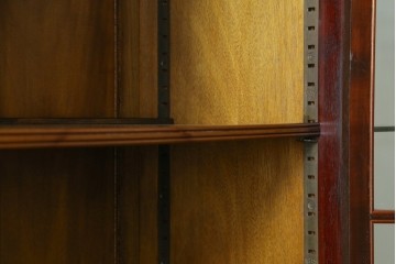 イギリスアンティーク　マホガニー材　象嵌入り　三面ガラス　クラシカルな雰囲気を醸し出すキャビネット　(R-058414)