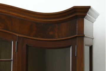 イギリスアンティーク　マホガニー材　象嵌入り　三面ガラス　クラシカルな雰囲気を醸し出すキャビネット　(R-058414)