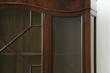 イギリスアンティーク　マホガニー材　象嵌入り　三面ガラス　クラシカルな雰囲気を醸し出すキャビネット　(R-058414)