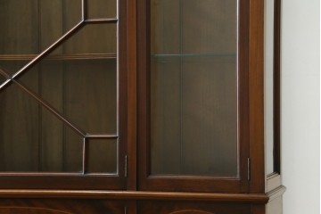 イギリスアンティーク　マホガニー材　象嵌入り　三面ガラス　クラシカルな雰囲気を醸し出すキャビネット　(R-058414)