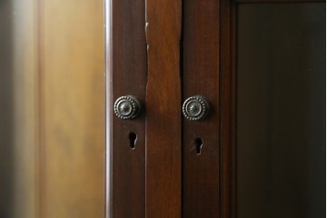 イギリスアンティーク　マホガニー材　象嵌入り　三面ガラス　クラシカルな雰囲気を醸し出すキャビネット　(R-058414)