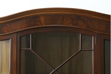 イギリスアンティーク　マホガニー材　象嵌入り　三面ガラス　クラシカルな雰囲気を醸し出すキャビネット　(R-058414)