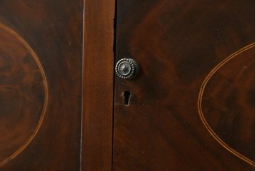 イギリスアンティーク　マホガニー材　象嵌入り　三面ガラス　クラシカルな雰囲気を醸し出すキャビネット　(R-058414)