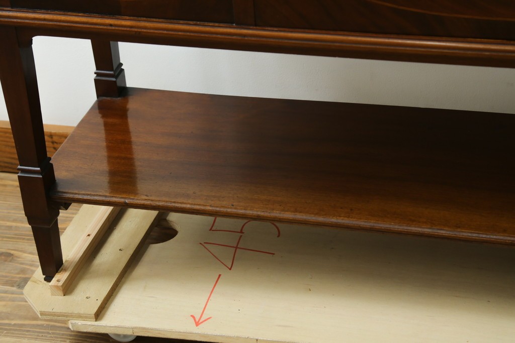 イギリスアンティーク　マホガニー材　象嵌入り　三面ガラス　クラシカルな雰囲気を醸し出すキャビネット　(R-058414)