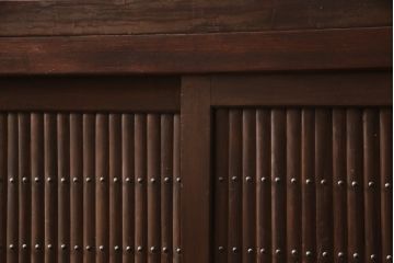 和製アンティーク　ヒノキ(桧)材・ケヤキ(欅)材　丸桟　凛とした美しさが上品な和を演出してくれる水屋箪笥サイドボード(食器棚、戸棚、収納棚、キャビネット)(R-058418)