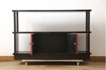 中古　展示品　讃岐塗り　漆塗り　赤と黒のコントラストが空間に凛とした印象をもたらすサイドボード(定価約70万円)(茶棚、茶箪笥、収納棚、戸棚、キャビネット)(R-058423)