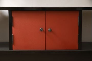 中古　展示品　讃岐塗り　漆塗り　赤と黒のコントラストが空間に凛とした印象をもたらすサイドボード(定価約70万円)(茶棚、茶箪笥、収納棚、戸棚、キャビネット)(R-058423)