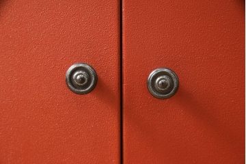 中古　展示品　讃岐塗り　漆塗り　赤と黒のコントラストが空間に凛とした印象をもたらすサイドボード(定価約70万円)(茶棚、茶箪笥、収納棚、戸棚、キャビネット)(R-058423)