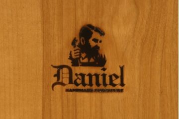 中古　美品　横浜クラシック家具　ダニエル(Daniel)　エトランゼ(Etranger)　E-501　エトランジェサイドチェア　背板の凝ったデザインが魅力のダイニングチェア4脚セット(板座チェア、椅子、イス)(4脚で定価約70万円)(R-058425)