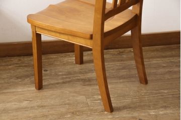 中古　美品　横浜クラシック家具　ダニエル(Daniel)　エトランゼ(Etranger)　E-501　エトランジェサイドチェア　背板の凝ったデザインが魅力のダイニングチェア2脚セット(板座チェア、椅子、イス)(2脚で定価約35万円)(R-058426)