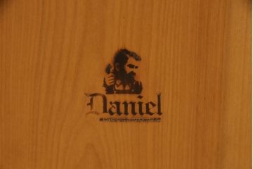 中古　美品　横浜クラシック家具　ダニエル(Daniel)　エトランゼ(Etranger)　E-501　エトランジェサイドチェア　背板の凝ったデザインが魅力のダイニングチェア2脚セット(板座チェア、椅子、イス)(2脚で定価約35万円)(R-058427)