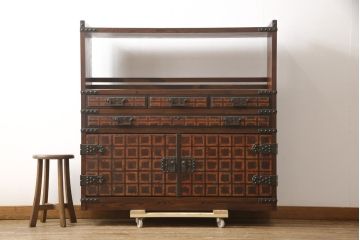 和製ビンテージ　希少な絶版品!　民芸城山　日本の伝統美を感じられる、金具が立派なサイドボード(茶棚、茶箪笥、収納棚、飾り棚、ヴィンテージ)(R-058438)