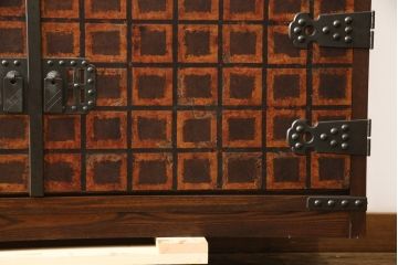 和製ビンテージ　希少な絶版品!　民芸城山　日本の伝統美を感じられる、金具が立派なサイドボード(茶棚、茶箪笥、収納棚、飾り棚、ヴィンテージ)(R-058438)