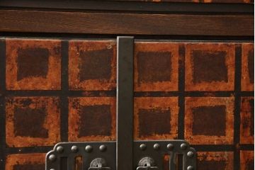 和製ビンテージ　希少な絶版品!　民芸城山　日本の伝統美を感じられる、金具が立派なサイドボード(茶棚、茶箪笥、収納棚、飾り棚、ヴィンテージ)(R-058438)