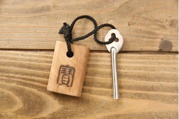 和製ビンテージ　希少な絶版品!　民芸城山　日本の伝統美を感じられる、金具が立派なサイドボード(茶棚、茶箪笥、収納棚、飾り棚、ヴィンテージ)(R-058438)