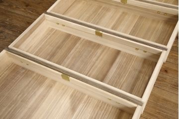 中古　美品　厚手桐材　国産　職人手造り品　峯生作金具　気品ある佇まいが魅力の総桐小抽箪笥(大丸、総桐箪笥、総桐たんす、小箪笥、引き出し、着物箪笥、和タンス)(R-058439)